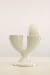 SINGLE WHITE EGG IN DOUBLE WHITE EGG CUP