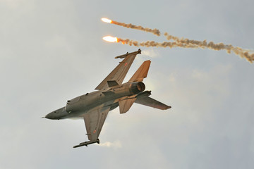 F-16 Fighter Jet - obrazy, fototapety, plakaty