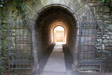 Alter Durchgang unter Stadtwall