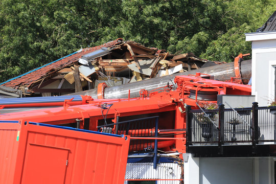 Schwerer Kranunfall - Kran st&uuml;rzt in Wohnhaus (Unfall-Katastrophe)