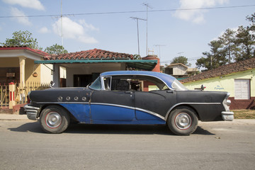 Naklejka premium Schöner blau-schwarzer Oldtimer auf Kuba (Karibik)