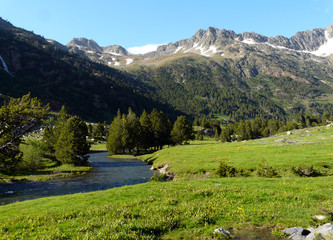 Fototapeta na wymiar Paisaje de montaña. Vista general del valle de Benasque, en los Pirineos. de Aragón.