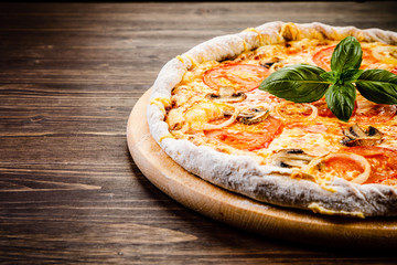 Pizza with ham, tomatoes and mushrooms 