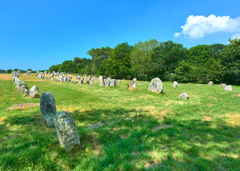 Vista Paisaje del Alineamiento Megalítico de Menhires de Kermario en el Yacimiento Prehistórico Neolítico y Celta de Carnac, Morbihan, Bretaña, Francia