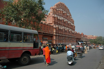 Traffic outside Hawa Palace (palace of wind), Jaipur, Rajasthan, India