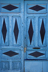 Puerta antigua de madera pintada de color azul. 