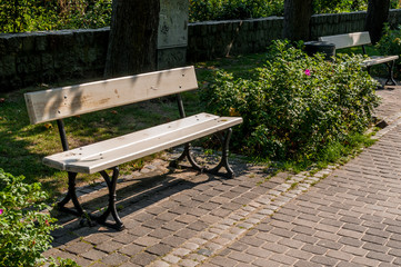 Drewniana ławka  przy chodniku, Sopot