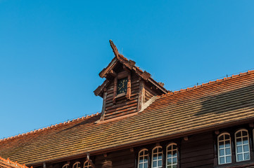 Zabytkowy budynek na tle niebieskiego nieba