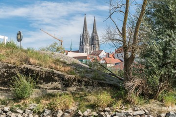 Niedriger Wasserpegel der Donau mit Blick auf den Dom in Regensburg, Deutschland