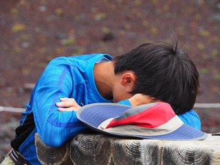 登山中に高山病で体調を崩した中学生