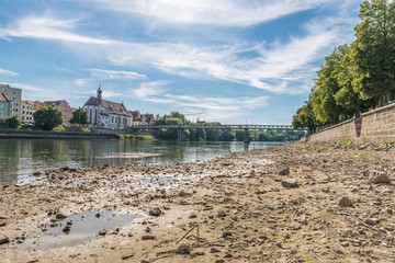 Niedriger Wasserstand der Donau mit Blick auf den Eisernen Steg in Regensburg, Deutschland