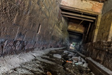 Fototapeta premium Niedrigwasser in Regensburg und trockener Wasserkanal an der Donau, Deutschland