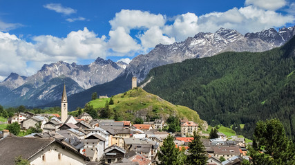 Fototapeta na wymiar The village of Ardez (Graubunden, Switzerland), a municipality in the district of Inn in eastern Switzerland, located in the Lower Engadin valley