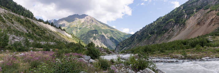 Fototapeta na wymiar Vallée du glacier Chalaadi, Mestia, Svanétie