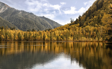 Fototapeta na wymiar autumn landscape, mountain lake in autumn