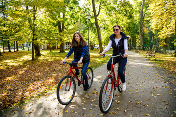 Fototapeta premium Healthy lifestyle - people riding bicycles in city park