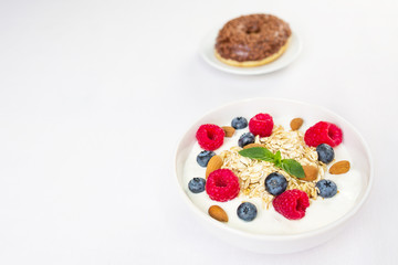 Gesundes Müsli versus Donut, Frühstück Abnehmen Übergewicht