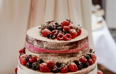 Hochzeitstorte wird auf einer Hochzeit präsentiert
