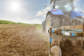 tracteur et sa charrue à disques