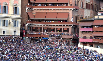 Menschenmenge auf dem Palazzo Pubblico beim Palio