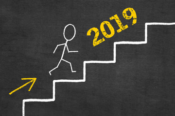 2019-Tafel-Treppe mit Pfeil nach oben