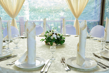 Fototapeta na wymiar The napkin nicely folded on the plates, serving a celebratory banquet