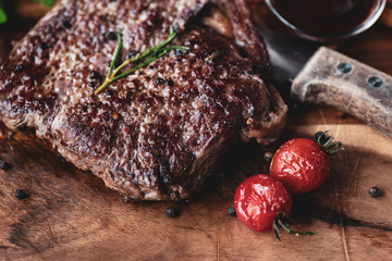 Rinder Steak filet Lende auf einem Holzbrett mit Thymian salz und pfeffer