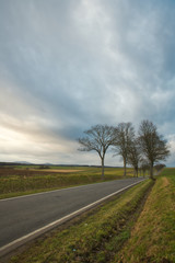 Landstraße in der Herbstlandschaft