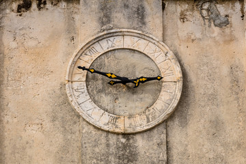 Obraz na płótnie Canvas Kirchenturm mit Uhr