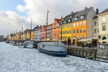 Schilderijen op glas Gekleurde gevels van Nyhavn in Kopenhagen in Denemarken in de winter © vrej