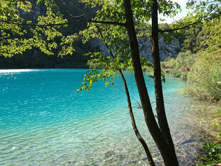 wakacyjny krajobraz pięknych Jezior Plitwickich w Chorwacji to wspaniałe miejsce na relaks.  