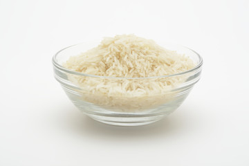 Arroz basmati en un bol de cristal sobre fondo blanco