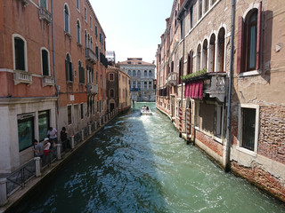 Widok na historyczną architekturę i kanał między antycznymi budynkami w Wenecja, Włochy...