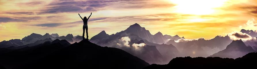 Foto auf Alu-Dibond Bergsteigerin am Gipfel © by-studio