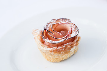 Rose aus Blätterteig und Apfel, beliebtes Gebäck
