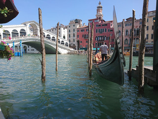 Fototapeta na wymiar Widok na historyczną architekturę i kanał między antycznymi budynkami w Wenecja, Włochy podczas radosnych wakacji w słonecznym dniu. 