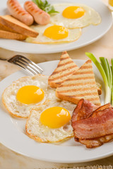 Bacon, toasts and green onions