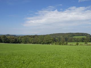 Paysages de Bavière. Vues sur les collines, prairies verdoyantes et pâturages autour du village de Hundham dans la vallée du Leitzach au pied du Schwarzenberg.