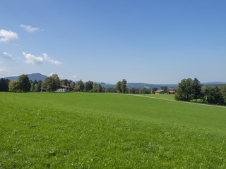 Paysages de Bavière. Vues sur les collines, prairies verdoyantes et pâturages autour du village de Hundham dans la vallée du Leitzach au pied du Schwarzenberg.