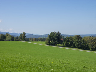 Obraz premium Paysages de Bavière. Vues sur les collines, prairies verdoyantes et pâturages autour du village de Hundham dans la vallée du Leitzach au pied du Schwarzenberg.