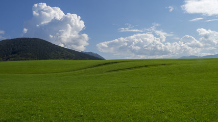 Paysages champêtres de Bavière. Vues sur les collines, prairies verdoyantes et pâturages autour du village de Hundham dans la vallée du Leitzach au pied du Schwarzenberg.