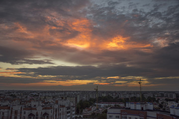 Fototapeta na wymiar красочный закат над городом Брестом