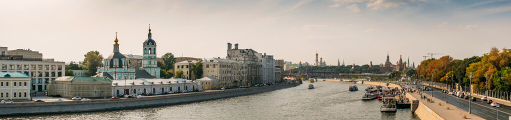 Plakat Panorama of Moscow river with boats and embankment and view on Kremlin on red Square