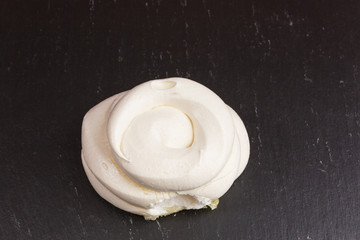 baked white meringue as basis for povlova