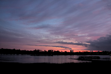 Obraz premium Rheinufer im Abendrot