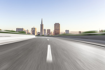 Obraz premium empty highway through modern city