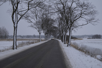 śliska droga z mokrym śniegiem po burzy śnieżnej - obrazy, fototapety, plakaty