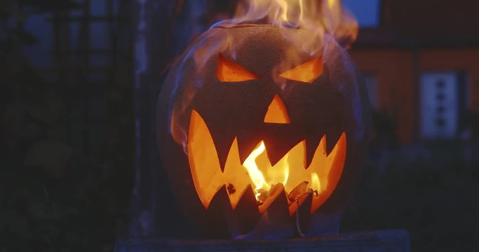 Halloween K&uuml;rbis Brennt im Dunkeln