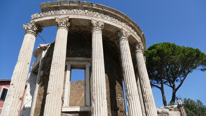 Naklejka premium Tivoli Villa Gregoriana Tempio della Sibilla