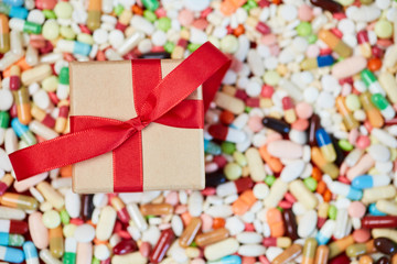 Fototapeta na wymiar Geschenk auf Medikamenten zum Geburtstag
